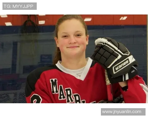 陪伴足球明星的神秘女生身份揭秘引发热议与关注 陪伴足球明星的神秘女生身份揭秘引发热议与关注