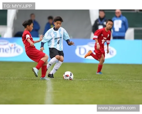 年轻足球明星的魅力与帅气并存的风采展示